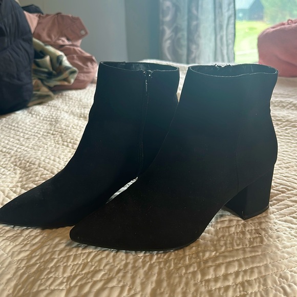 Pointed-Toe 2 Inch Heeled Black Boots (6.5) - Picture 1 of 3